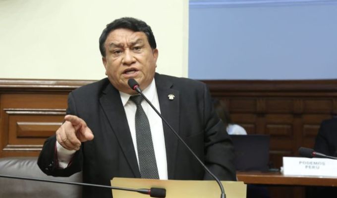 José Luna Gálvez propone reducir en 50% los sueldos del Congreso