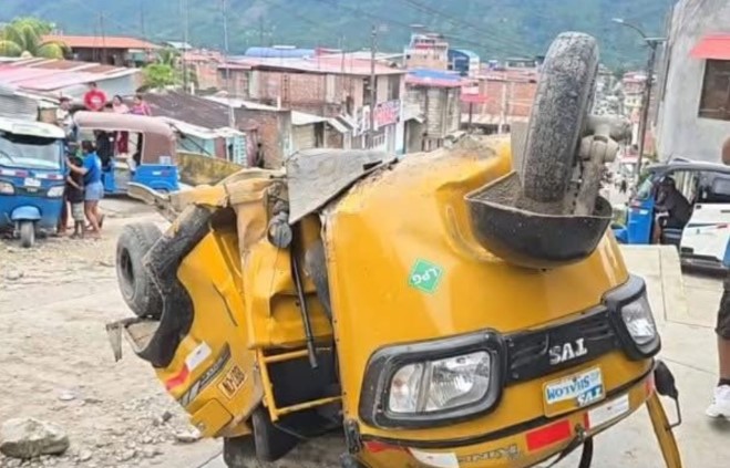 Camioneta fuera de control deja dos muertos y doce heridos en Pichanaqui
