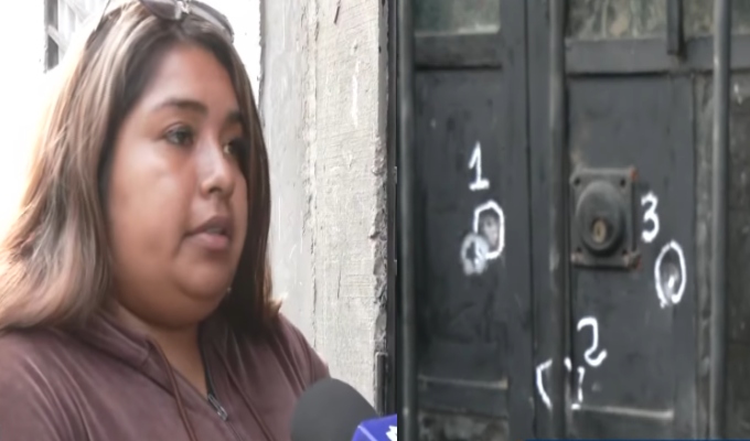 Patean y disparan puerta de la casa de los abuelos de regidora de San Juan de Miraflores