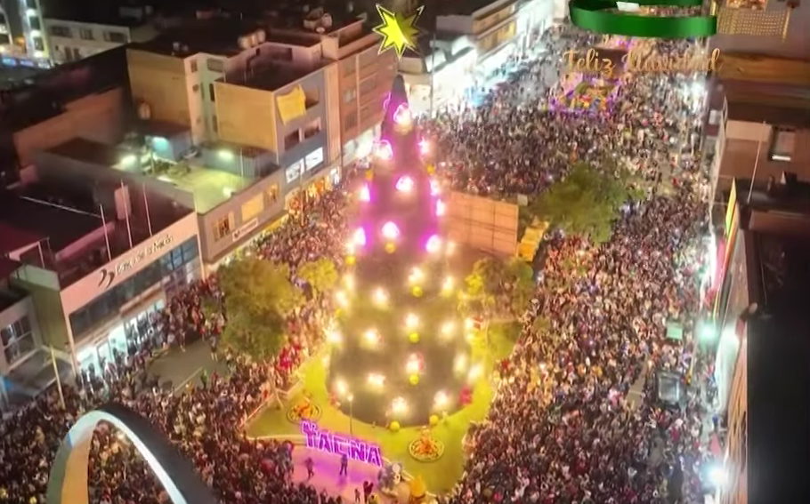 Tacna: familias visitan el árbol navideño más alto del país