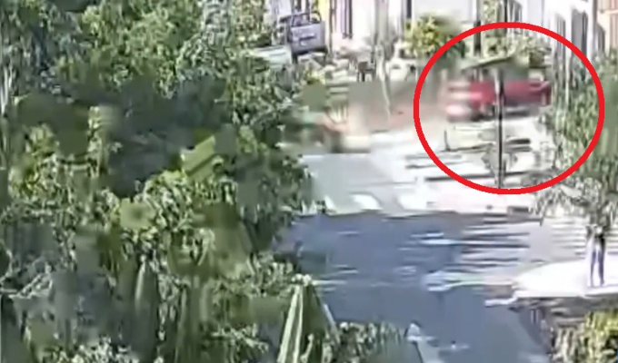 Auto termina empotrado contra vivienda en La Molina