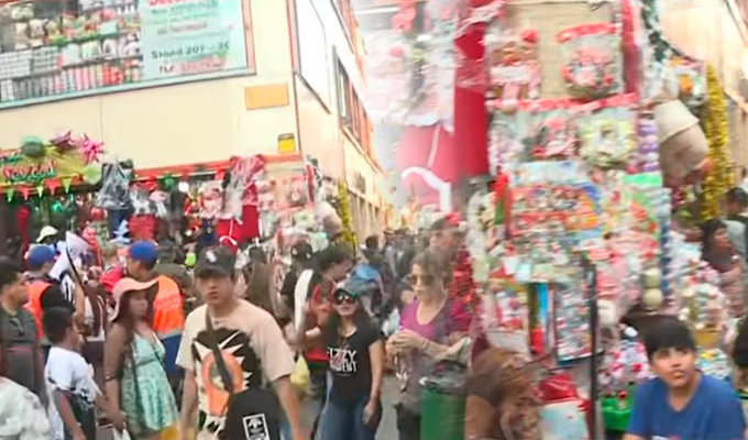 Centro de Lima luce abarrotado a pocos días de la Navidad
