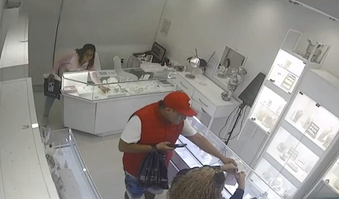 Ladrones se hacen pasar por clientes y roban anillos de oro en joyería de Tumbes