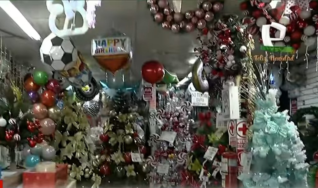 Adornos gigantes marcan la tendencia navideña en Mesa Redonda