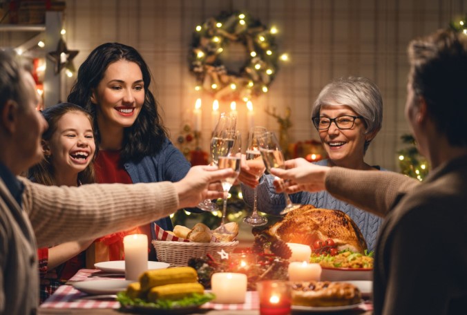 Cuidado con la cena navideña: los excesos pueden afectar el estómago y el hígado sin dar señales