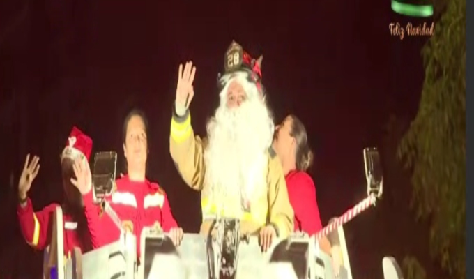 Miraflores: bomberos sorprenden con emotivo corso navideño