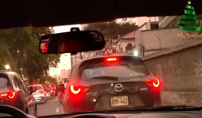 Tramitadores ofrecen prescripción de multas a colectiveros informales cerca a sede del SAT