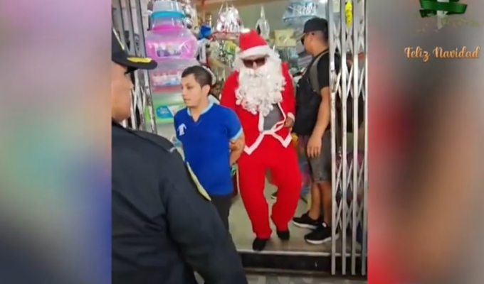 Agente terna vestido de Papá Noel captura a vendedores de pirotécnicos