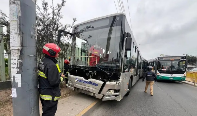 Chofer del Metropolitano fallece al volante: bus choca contra poste en Chorrillos