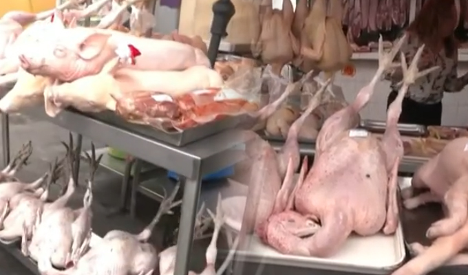 A pocas horas de Navidad: mercados se llenan de familias comprando el tradicional pavo