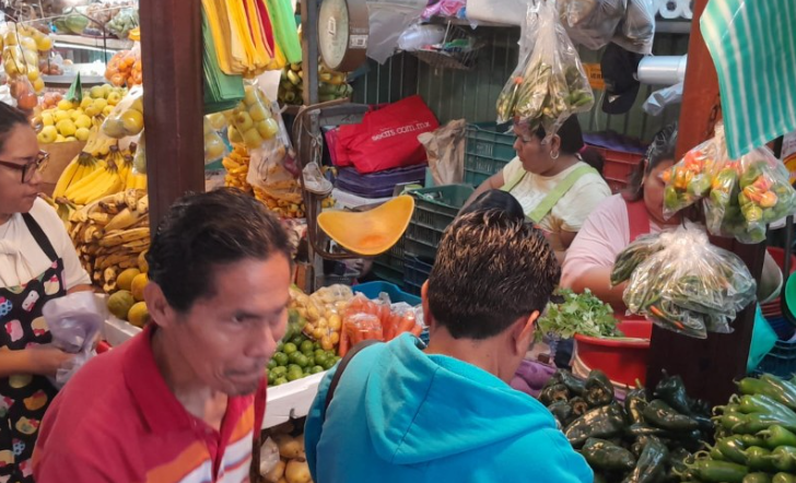 Familias abarrotan mercados por compras para cena navideña