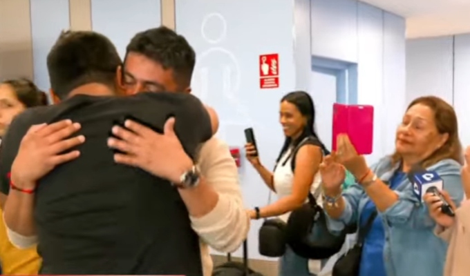 Abrazos y reencuentros por Navidad: familias se vuelven a unir en aeropuerto Jorge Chávez