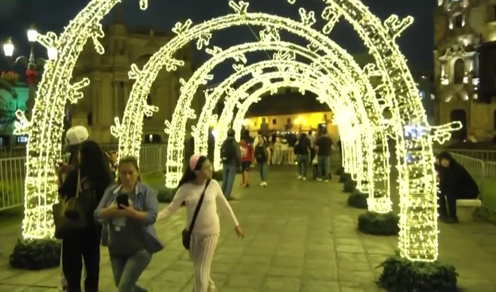 Cercado de Lima: familias disfrutan de adornos navideños en Plaza de Armas