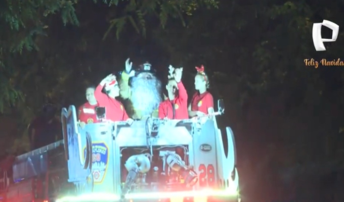 Compañía de Bomberos Miraflores N.° 28 realiza su último corso navideño antes de Nochebuena