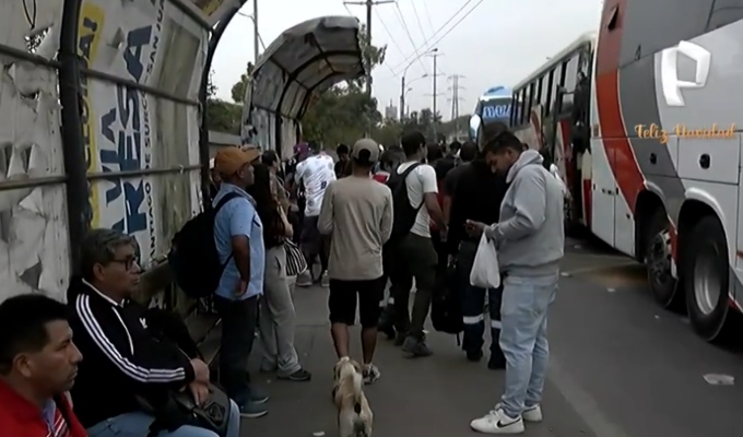 Viajeros en víspera de Navidad: así se vive el movimiento de último minuto en el puente Atocongo