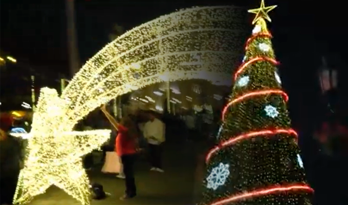 Familias de distintos distritos disfrutan la Navidad en el Centro de Lima