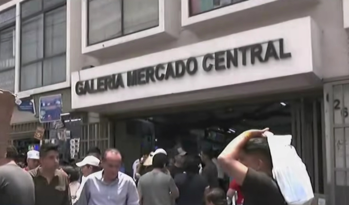 Familias realizan compras de última hora a poco de la Nochebuena: buscan el regalo perfecto