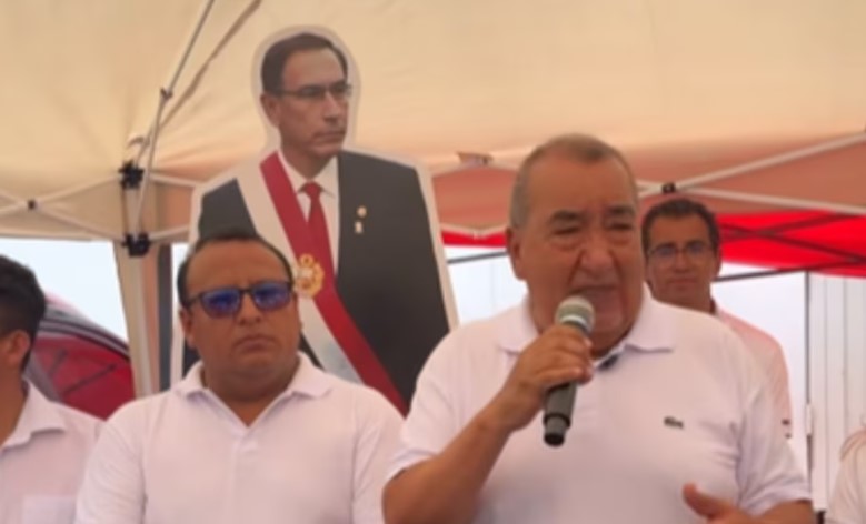 Martín Vizcarra hizo chocolatada navideña frente al penal de Barbadillo