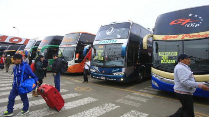 Terminal de Yerbateros recibe a cientos de viajeros en víspera de Navidad