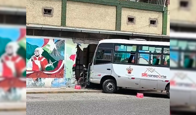 Motociclista muere horas previas a la Navidad en Arequipa: fue arrollado por una cúster