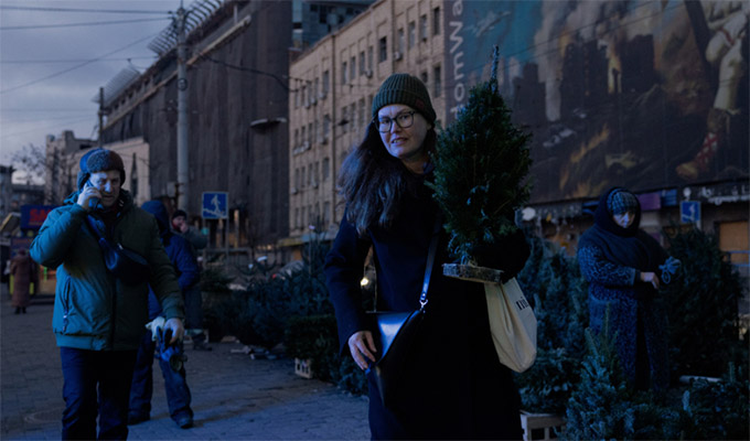 Ucranianos festejan la Navidad sin luz y con temperaturas bajo cero tras nuevo ataque ruso