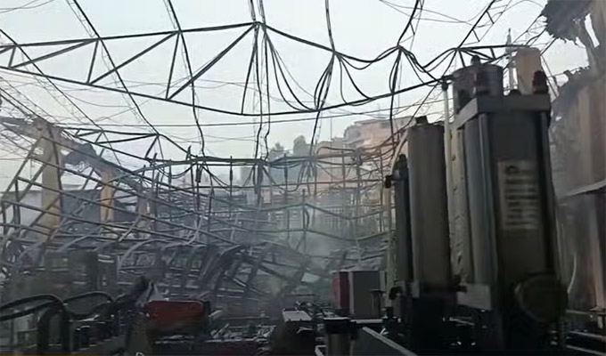 Incendio consumió fábrica de plásticos en SJL: tras intensas labores bomberos lograron confinar el fuego