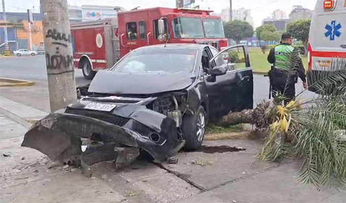 Vehículo se despista e impacta contra un poste en San Miguel: tres personas resultaron heridas