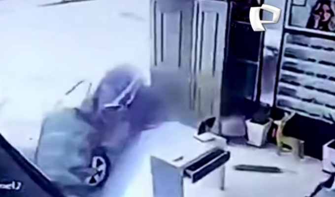 Accidente en Navidad: choca su vehículo contra óptica en el Cercado de Lima cuando iba a misa