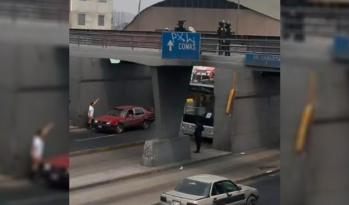 Mujer muere tras caer de puente y ser arrollada por un bus del Metropolitano