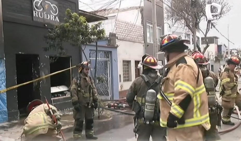 Explosión en tienda de bicicletas eléctricas provoca incendio en Miraflores