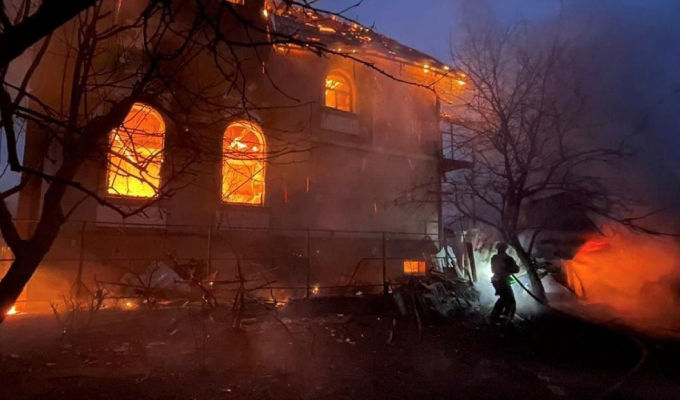 Rusia bombardea Ucrania horas antes del encuentro entre Trump y Zelenski