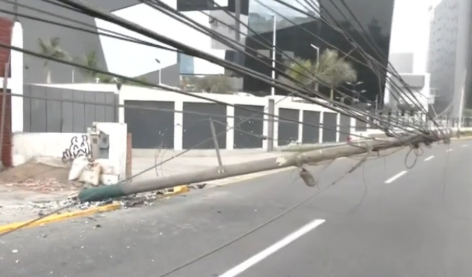 Auto choca y derriba poste de alumbrado público en Surco