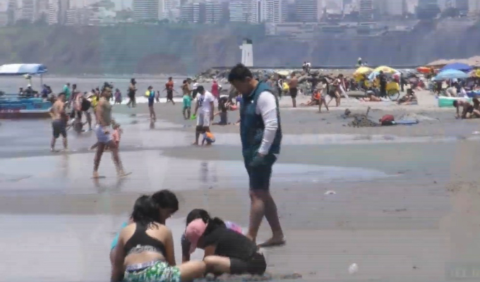 Familias y amigos acuden a playas de la Costa Verde para disfrutar del sol y el mar