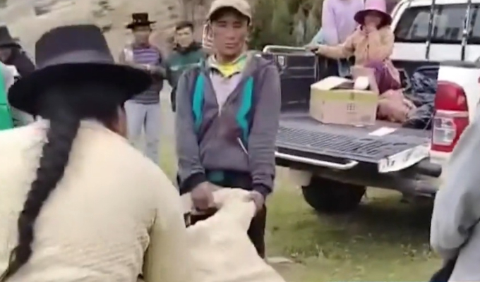 Azotan a regidor en Huancavelica por incumplir promesas: no entregó juguetes y panetón en chocolatada