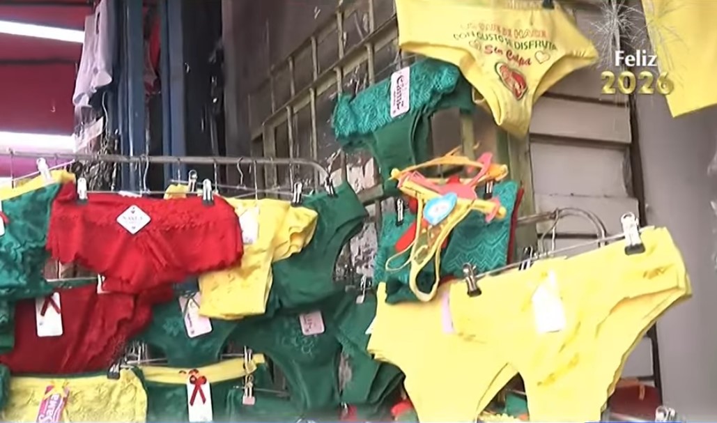 Ropa interior amarilla, roja y verde desde los dos soles por Año Nuevo