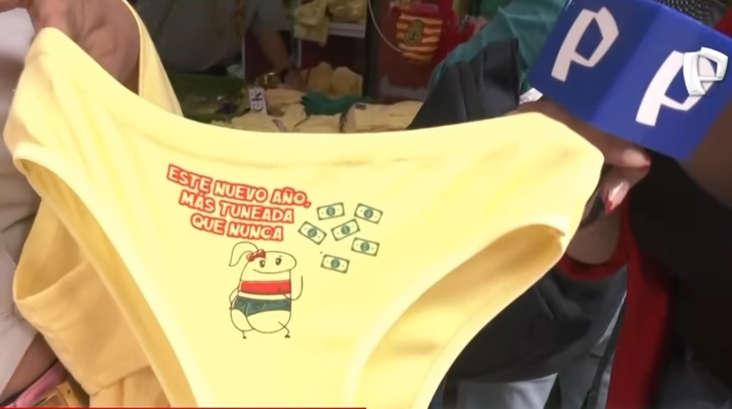Ropa interior con frases virales es la más buscada como cábala para recibir el 2026