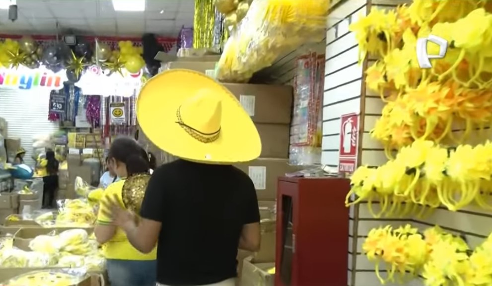 Miles llegan al Mercado Central por cotillón de Año Nuevo