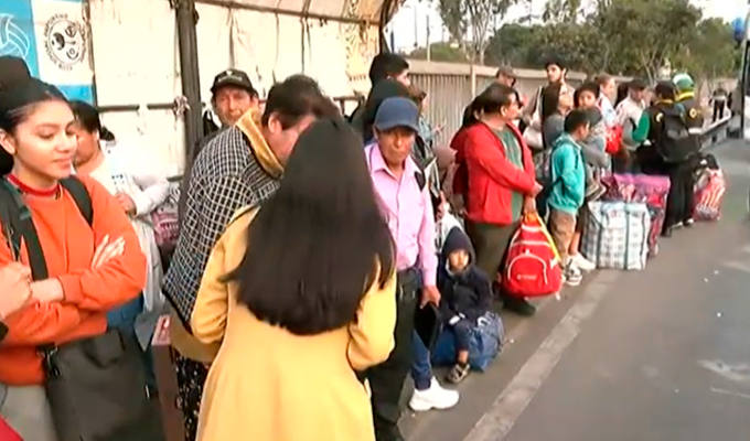 Año Nuevo: ciudadanos llegan al paradero de Atocongo para viajes de última hora