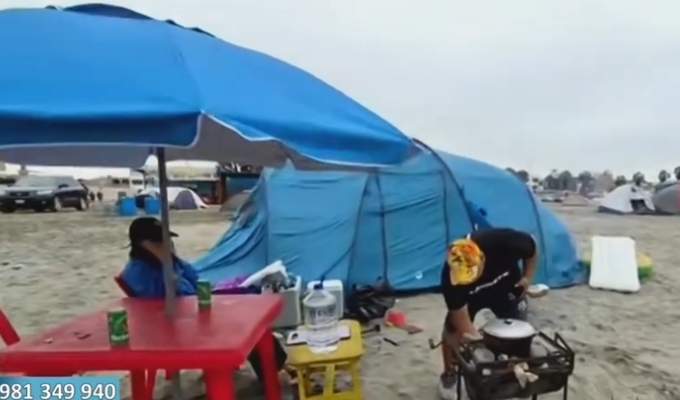 Familias llegan desde temprano a Cerro Azul para recibir el Año Nuevo frente al mar