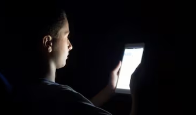 &iquest;Leer en la oscuridad da&ntilde;a la vista? Los mitos m&aacute;s comunes sobre la salud ocular, seg&uacute;n expertos