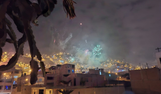 Año Nuevo 2026: Condiciones climáticas aumentarían contaminación por uso de pirotecnia y quema de muñecos