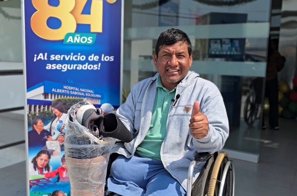Padre de familia recupera la movilidad y recibirá el Año Nuevo tras prótesis biomecánica en Hospital Sabogal