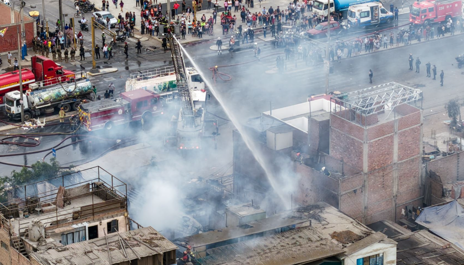 Ate: bomberos confinaron incendio que afect&oacute; a locales de pirot&eacute;cnicos