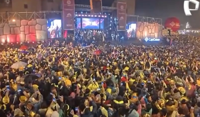 Más de 40 mil personas recibieron el 2026 en la Plaza de Armas del Cusco pese a la llovizna