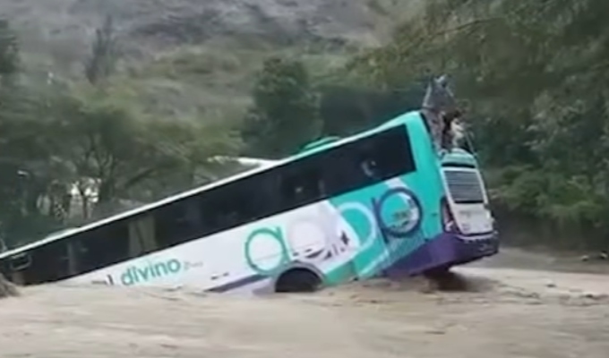 Chota: lluvias activan quebradas y arrastran bus interprovincial
