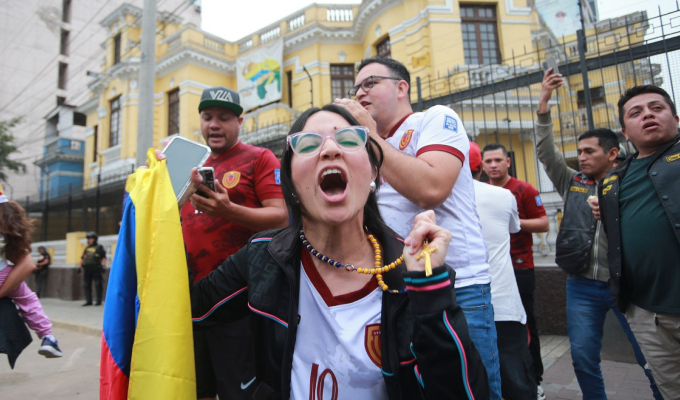 Venezolanos en Perú acuden a su embajada en Lima tras anuncio de captura de Nicolás Maduro