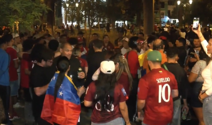 Parque Cervantes: venezolanos celebraron toda la madrugada la captura de Nicolás Maduro