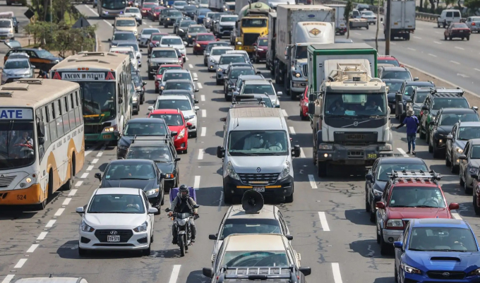 Cambian temporalmente sentido de la Panamericana Sur para retorno masivo de vehículos desde las playas