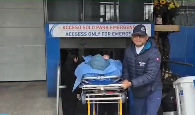 Trasladan a Lima a dos turistas canadienses heridos por choque de trenes en Cusco