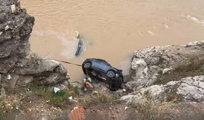 Dos muertos y dos heridos graves deja despiste y caída de camioneta al río Mantaro en Junín
